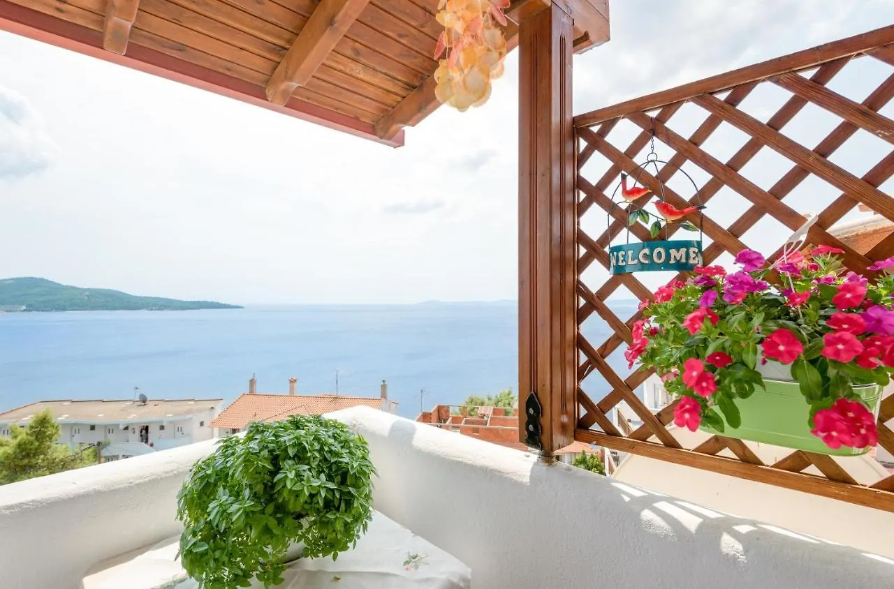 Elegant Apartment With Sea View In Neos Marmaras | 93 Sqm יוון